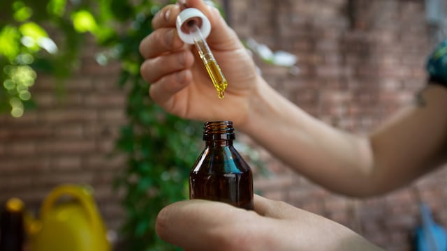 Cannabis medicinal en aceite. (Foto: Ignacio Blanco / Los Andes)