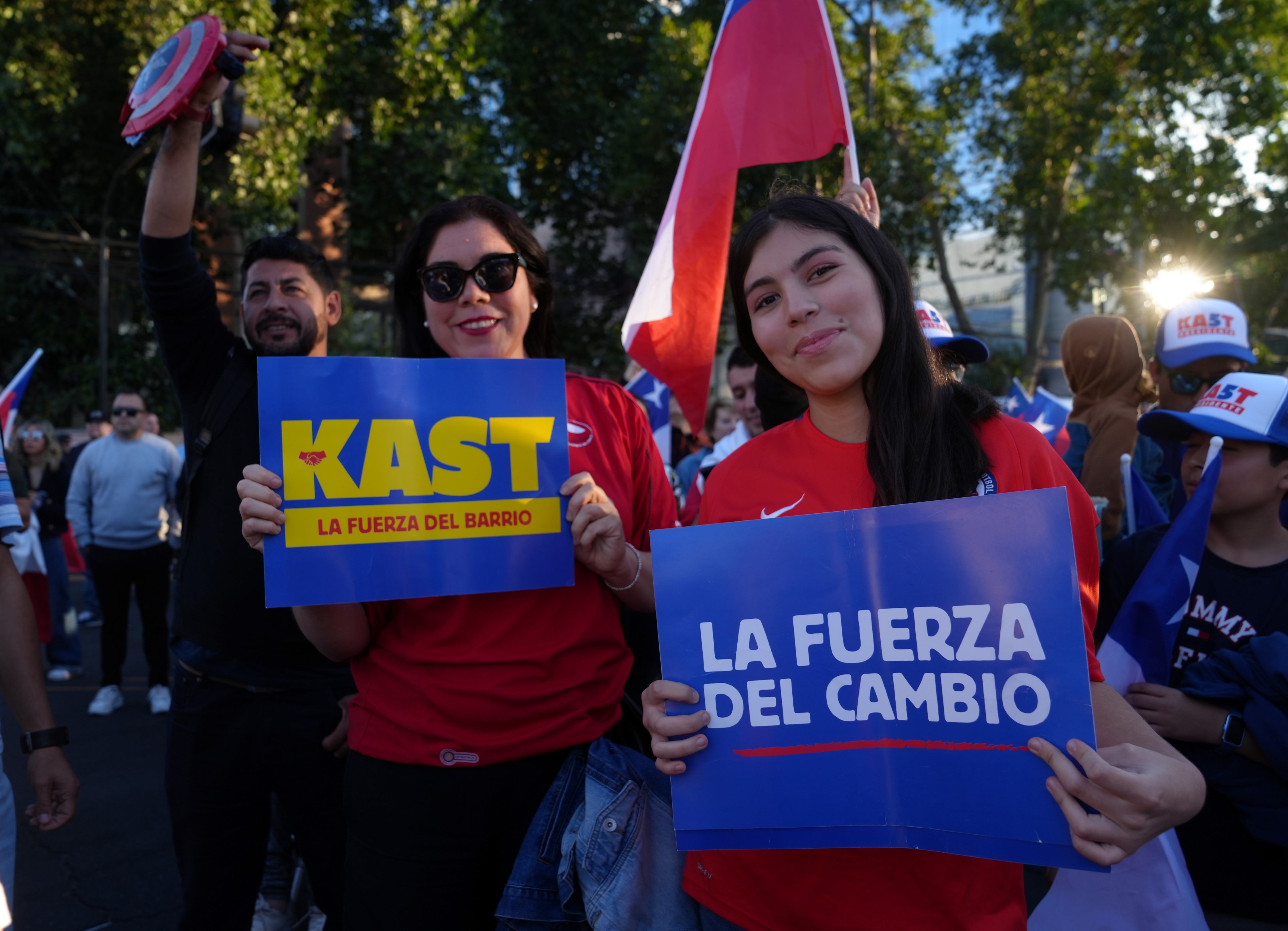 El ultraderechista José Antonio Kast ganó este domingo las elecciones presidenciales de Chile, derrotando por un amplio margen a la izquierdista Jeannette Jara. El recuento preliminar adjudicaba aproximadamente el 60% de los votos a Kast.