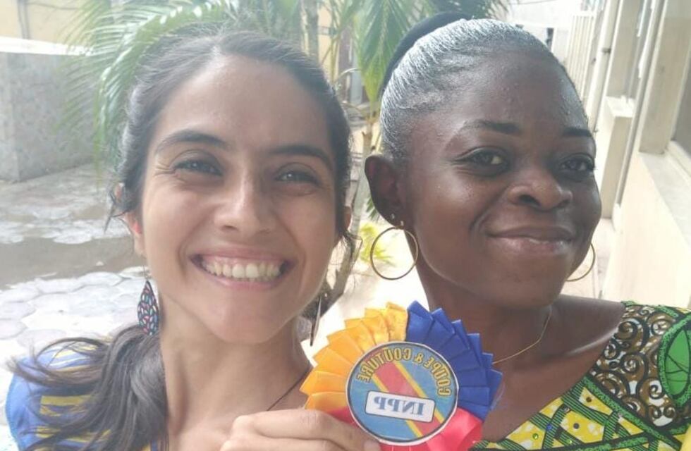 El sueño de Luisina y Nicole, una congolesa que quiere viajar a Córdoba para seguir estudiando