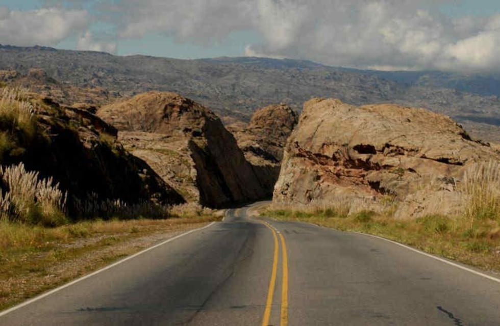 Peligro al volante: otra maniobra peligrosa fue registrada en el Camino de las Altas Cumbres