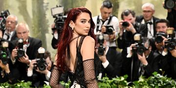 Dua Lipa asiste a la gala benéfica del Costume Institute del Museo Metropolitano de Arte que celebra la inauguración de la exposición "Bellezas durmientes: Reawakening Fashion".