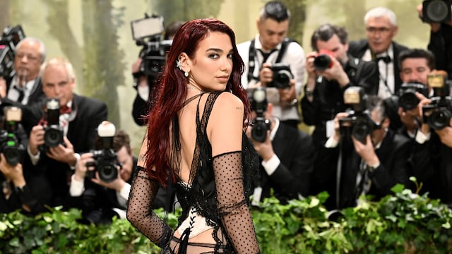 Dua Lipa asiste a la gala benéfica del Costume Institute del Museo Metropolitano de Arte que celebra la inauguración de la exposición "Bellezas durmientes: Reawakening Fashion".