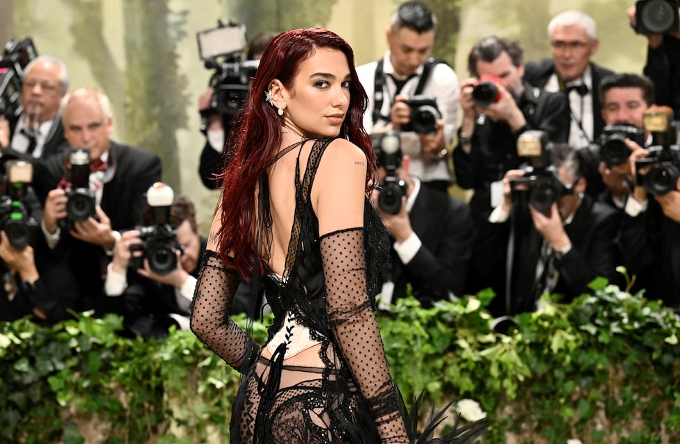 De lencería y corset, Dua Lipa brilló con su look en la alfombra roja de la Met Gala 2024
