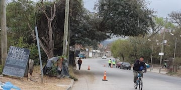 Por diferentes motivos, los peatones deben caminar por la calzada en un peligroso tramo de la avenida Castro Barros, en el barrio Chijra.