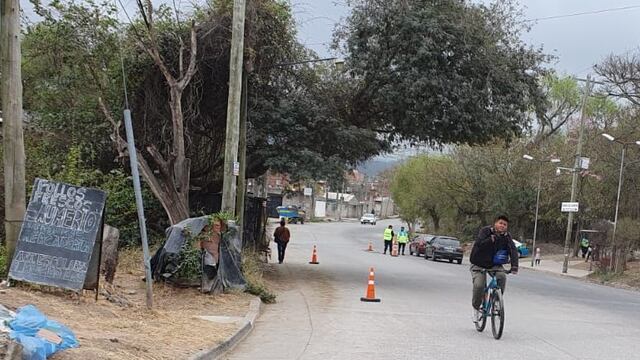 Por diferentes motivos, los peatones deben caminar por la calzada en un peligroso tramo de la avenida Castro Barros, en el barrio Chijra.