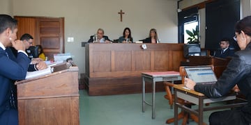 El Tribunal en lo Criminal Nº 3 de Jujuy juzga a un sacerdote, a otro hombre y a una entregadora, por la violación de una niña de diez años, ocurrida hace poco más de tres años.