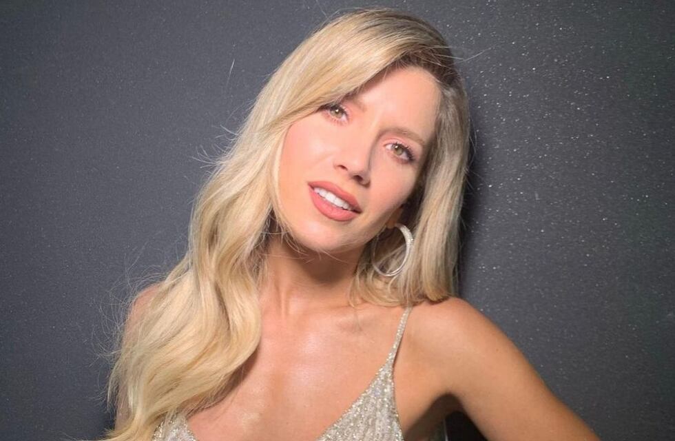 Laurita Fernádez posó con una bikini color beige y dejó a sus fans sin palabras