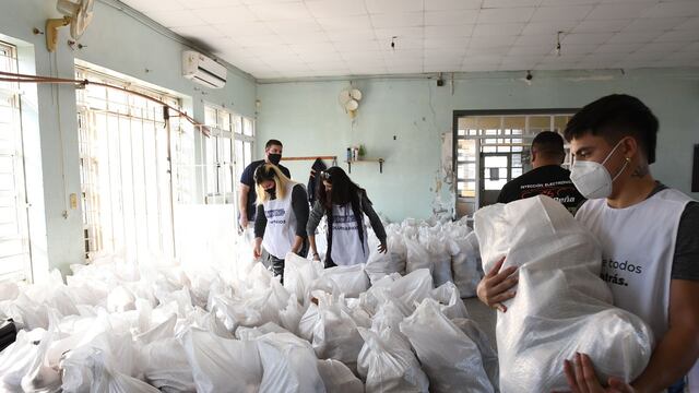 Se entregaron bolsas de verduras donadas por empresarios