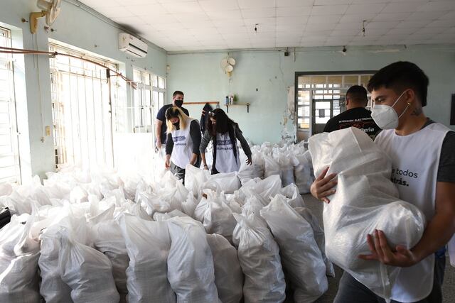 Se entregaron bolsas de verduras donadas por empresarios