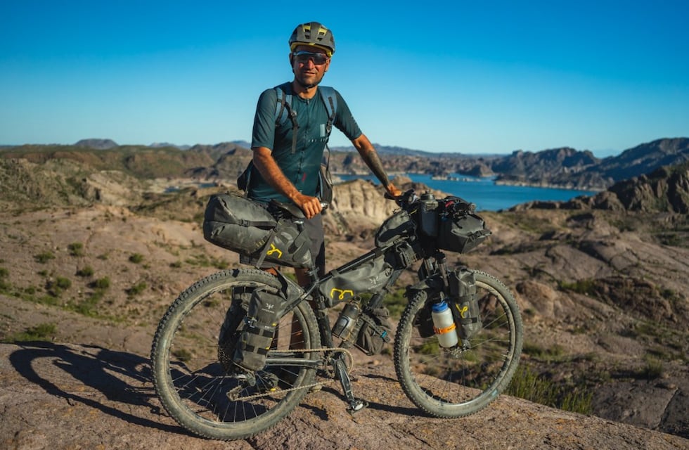 Es mendocino y recorre Argentina en bicicleta, descubriendo historias y paisajes
