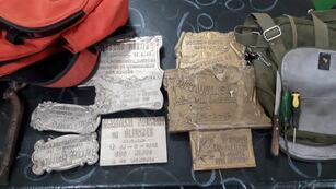Robaban placas del Cementerio y fueron atrapados.