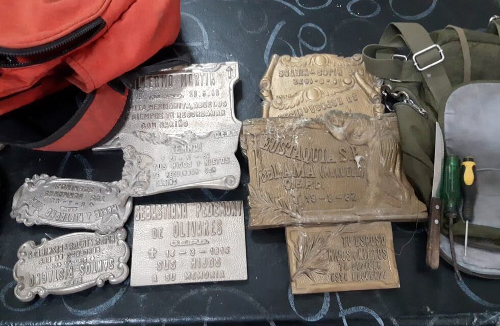 Atraparon infraganti a una pareja que robaba placas de bronce en el cementerio de la Ciudad de Mendoza