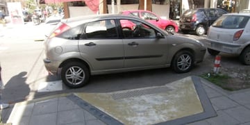 Estacionó en una rampa para discapacitados, la multaron y agredió a un agente de tránsito en Neuquén (Imagen ilustrativa).