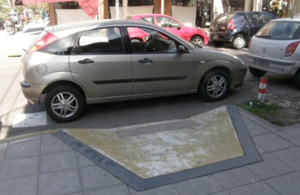 Video: una mujer tapó una rampa con su auto, la multaron y agredió a un agente de tránsito en Neuquén