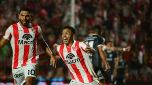 Damián Puebla lo grita con uno de sus referentes en Instituto, el Chino Romero (Javier Ferreyra / La Voz)