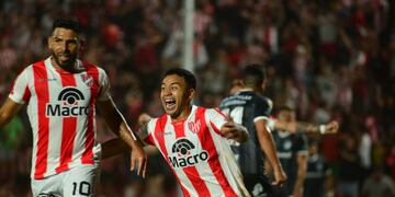 Damián Puebla lo grita con uno de sus referentes en Instituto, el Chino Romero (Javier Ferreyra / La Voz)