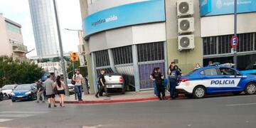 Una camioneta Renault Saveiro se incrustó contra las oficinas centrales de Anses en Córdoba y terminó adentro del local.