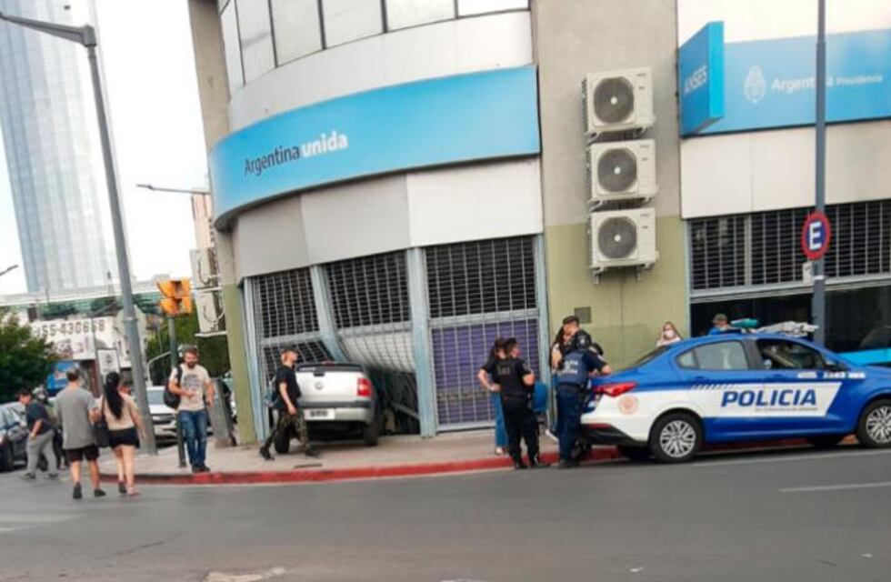 Video: el momento en que un auto se estampó contra las oficinas de Anses en Córdoba