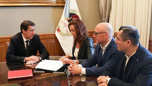 La gerente divisional de Banco Macro, Andrea Madariaga, firma el acuerdo con el gobernador Carlos Sadir, para la implementación en Jujuy del programa "Ahora Góndola" para jubilados y pensionados.