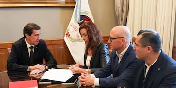 La gerente divisional de Banco Macro, Andrea Madariaga, firma el acuerdo con el gobernador Carlos Sadir, para la implementación en Jujuy del programa "Ahora Góndola" para jubilados y pensionados.
