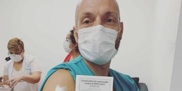 El doctor Hugo Vitale publicó en la red social Instagram una foto luego de aplicarse la vacuna rusa Sputnik-V.
