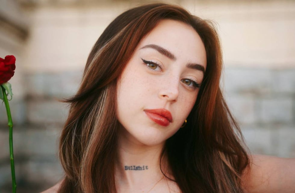 Nicki Nicole se llevó todas las miradas con un impactante vestido metalizado sirena