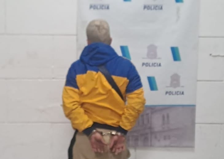 Circulaban sin patente, cruzaron en rojo e intentaron agredir al personal policial