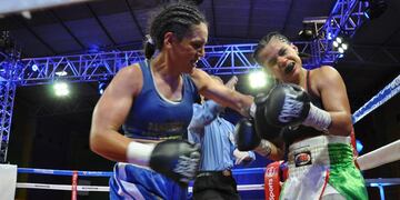 "La Princesita" Luján, boxeadora de Villa Mercedes (a la izquierda)