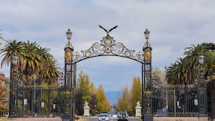 Paisaje de invierno de Mendoza. Mañana fría en la ciudad y poca circulación de gente en las calles.