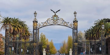 Paisaje de invierno de Mendoza. Mañana fría en la ciudad y poca circulación de gente en las calles.
