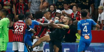 Hinchas del Niza entraron a la cancha para agredir a los jugadores del Marsella.