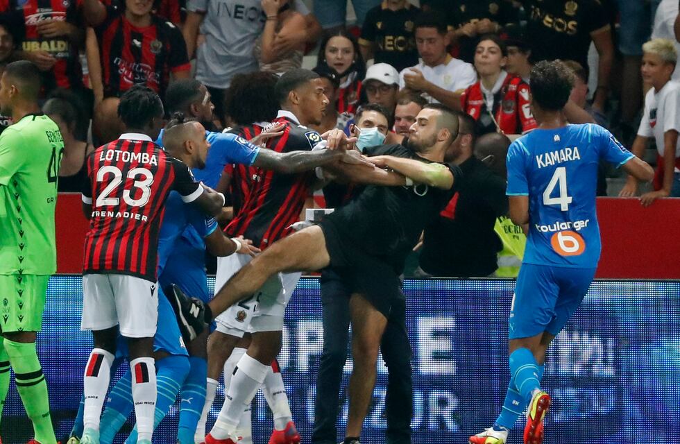Escándalo en la Ligue 1: hinchas del Niza entraron al campo de juego para agredir a los jugadores del Marsella