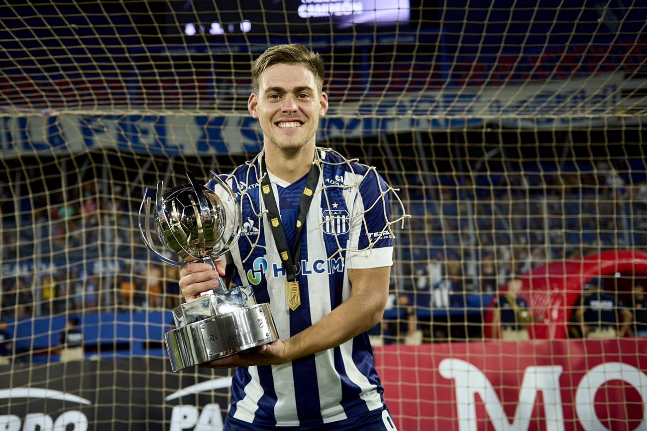 La “T” festeja su segundo título en las grandes ligas, esta vez ante River y por penales, en una final que quedará grabada para siempre en los corazones albiazules. El plantel llegó a Córdoba en plena madrugada. (@CATalleresdecba)