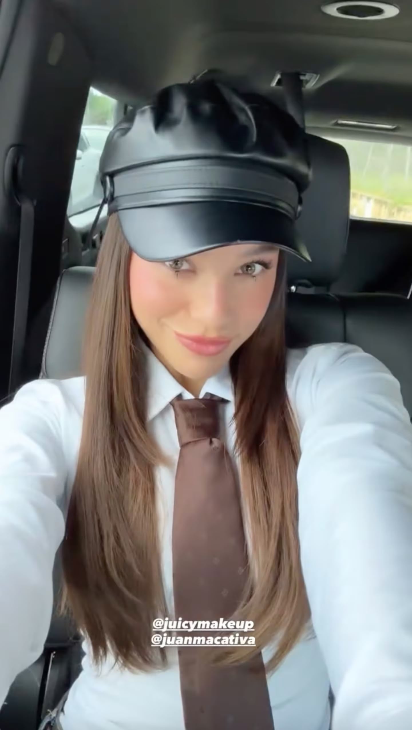 El look de Emilia Mernes con corbata