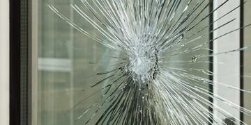 Un hombre rompió los vidrios de una clínica porque no quería pagar un seguro para que atiendan a su esposa. Imagen Ilustrativa