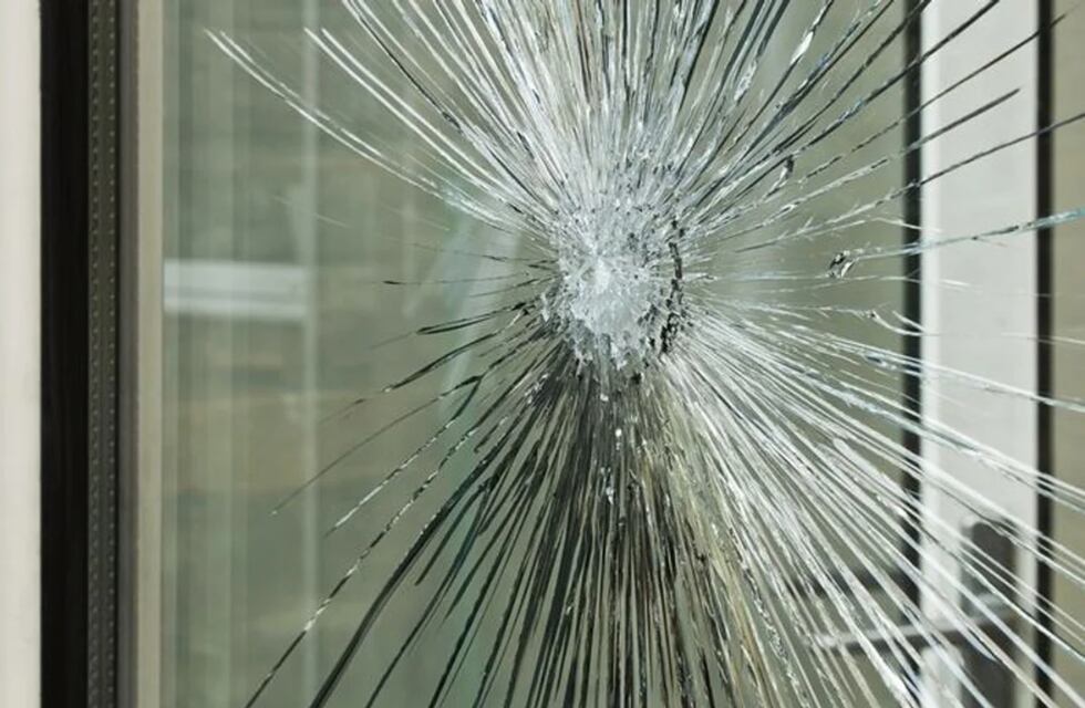 Un hombre rompió los vidrios de una clínica porque no quería pagar un seguro