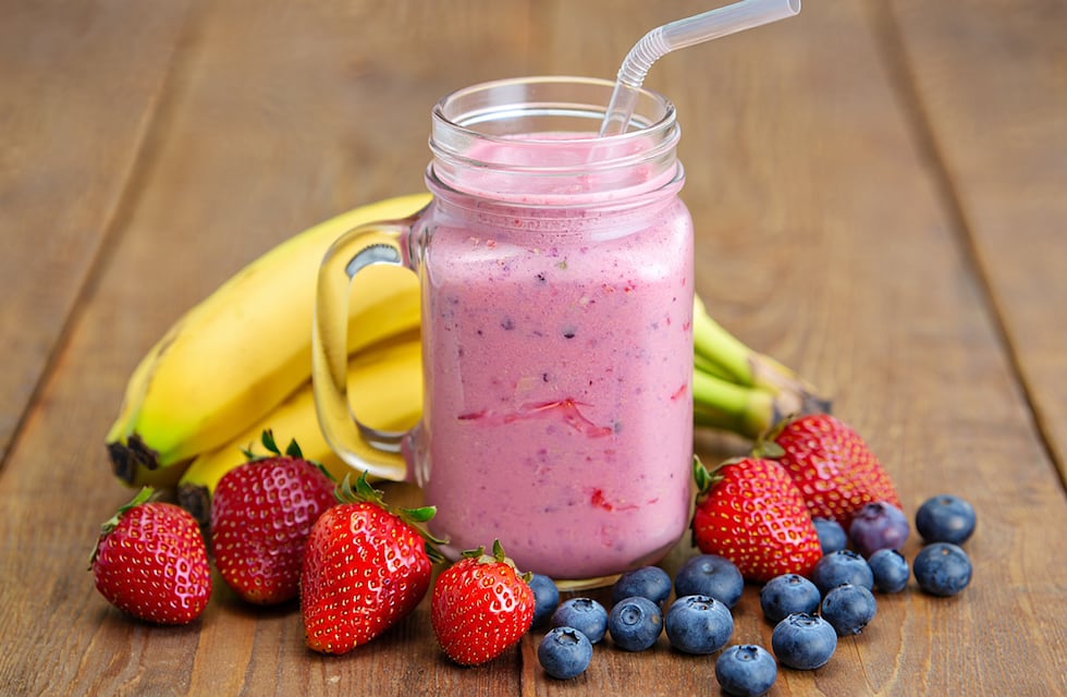 Cómo hacer smoothies de frutas: la opción ideal para merendar en verano