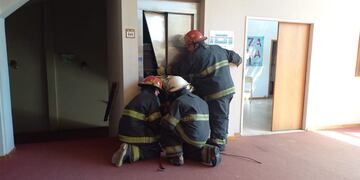Bomberos rescatan a seis personas de un ascensor, en Godoy Cruz.
