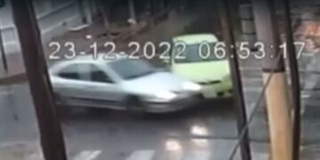 El momento del impacto entre los dos autos en barrio Pueyrredón.