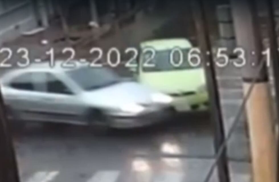 Video: en medio de la lluvia, dos autos chocaron y uno terminó dentro de un lubricentro en Córdoba