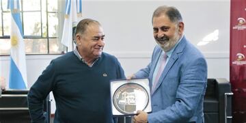 El alcalde de Mejillones (Chile), Marcelino Carvajal, entregó una plaqueta recordatoria de su visita a Jujuy al intendente capitalino Raúl Jorge.