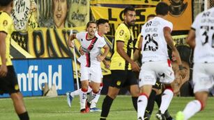 El nueve rojinegro gritó en el área chica tras un cabezazo de Gustavo Velázquez.