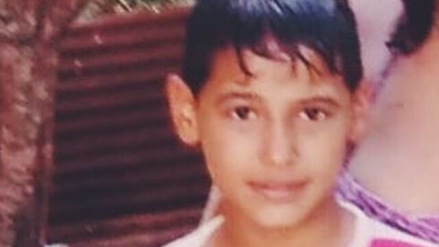 Cristofer Fernando Martín mide 1,50 metros aproximadamente, tez blanca, cabellos cortos castaño oscuro, ojos color negro, contextura física delgada.