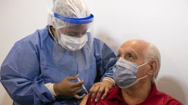 Desde ayer pueden acercarse a aplicarse la segunda dosis de Sinopharm, aquellas personas que han cumplido 28 días de la primera dosis.