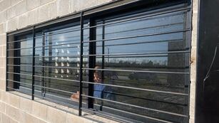 Aberturas repuestas tras su destrucción, y ahora sumando rejas y alarmas.