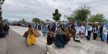 Un imponente desfile en calles de la ciudad sureña