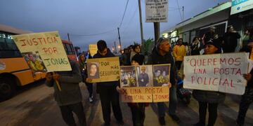 Familiares y vecinos de Jonás Zamudio, el joven baleado por motochorros en Córdoba.