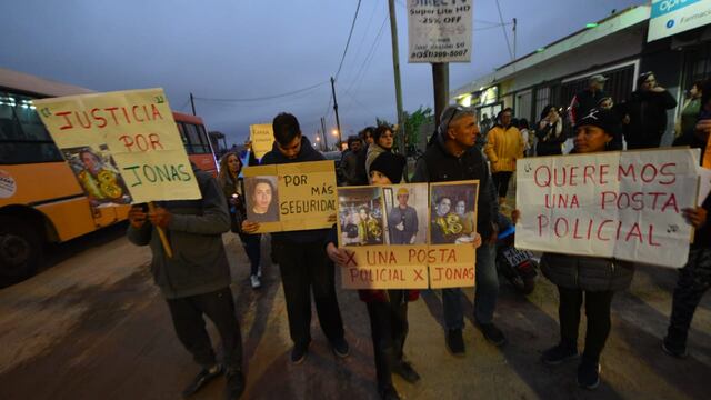 Familiares y vecinos de Jonás Zamudio, baleado por motochoros, protestaron en Ituzaingó Anexo en Córdoba. (Javier Ferreyra)