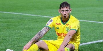 Los mensajes que mandó el piloto del avión en el que viajaba Emiliano Sala.