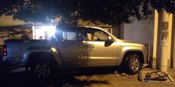 Chocó su camioneta contra la reja de una casa y estaba alcoholizado